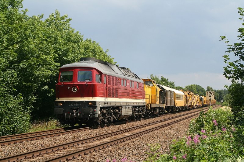 DGT 232 550 mit einem Bauzug hinter Plauen in Richtung Hof, als Wagenlok lief DGT 710 966 mit, 4.7.2008.