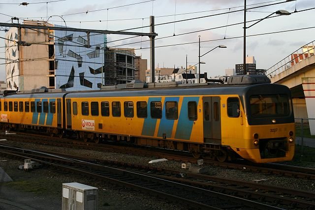 DH 3227 verl�sst Nijmegen in Richtung Roermond; 10.03.2007 