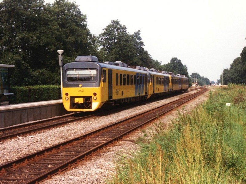 DH-I 3102 + DH-I 3109 + DH-II 3230 (DH-II in alte Ausm�sterung) mit Regionalzug 8664 Groningen-Leeuwarden auf Bahnhof Hurdegaryp am 28-8-1997. Bild und scan: Date Jan de Vries.
