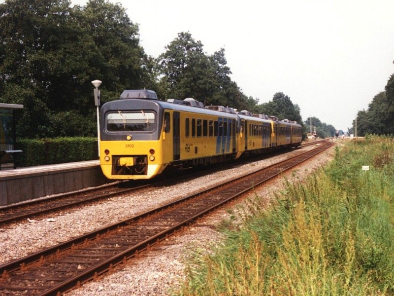 DH-I 3102 + DH-I 3109 + DH-II 3230 (DH-II in alte Ausmsterung) mit Regionalzug 8664 Groningen-Leeuwarden auf Bahnhof Hurdegaryp am 28-8-1997. Bild und scan: Date Jan de Vries.