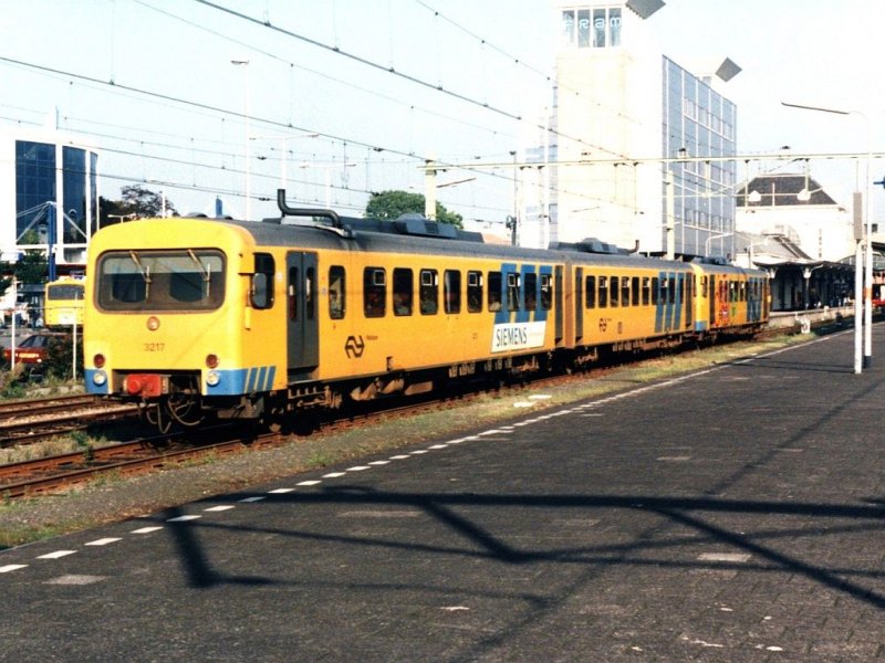 DHII 3217 und DHI 3115 (alte Lackierung) mit Regionalzug 8949 Leeuwarden-Stavoren auf Bahnhof Leeuwarden am 23-09-94. Bild und scan: Date Jan de Vries.