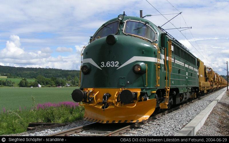 Di 3.632 der Firma OBAS (Ofotbanen AS) mit einem Bauzug der Firma Wiebe bei Streckensanierungsarbeiten in Sdnorwegen zwischen Lillestrm und Fetsund. 29.06.2004