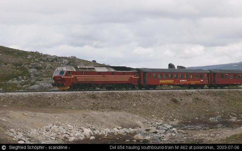 Di 4.654 mit Zug 462 (Bod-Trondheim) am 6.7.2003 am Polarkreis (Saltfjell). Der erste Wagen hinter der Lok ist der  KinderWagen . 