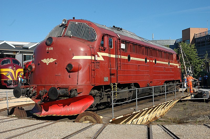 Di3 616 der Norwegischen Staatsbahn prsentiert sich auf der Drehscheibe des Eisenbahnmuseums in Odense (DK) 08-2004. Jubulumsveranstaltung 50 Jahre NOHAB in Dnemark.