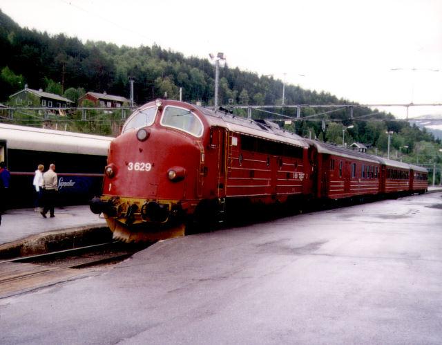 Di3 629 mit einem Personenzug der Raumabanen am 29.05.2000 in Dombs.