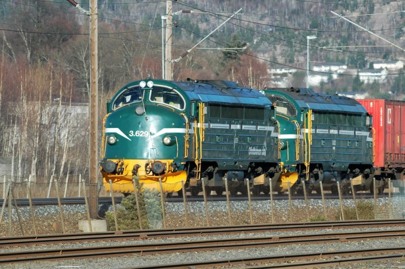 DI3 629 operated by Ofotbanen in double traction with another DI3 hauling empty wagons for paper from the paperfactory at Hnefoss. This service is now done by Hector Rail.