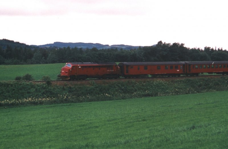 Di3 643 mit Reisezug nach Trondheim am 26.7.1999 bei Steinkjer.