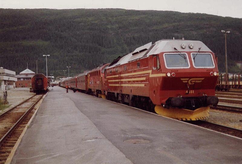 Di4 651 am 15.08.1993 in Mo i Rana mit Personenzug Trondheim - Bodo. Hinter der Di4 ist noch eine Di3 zu sehen.