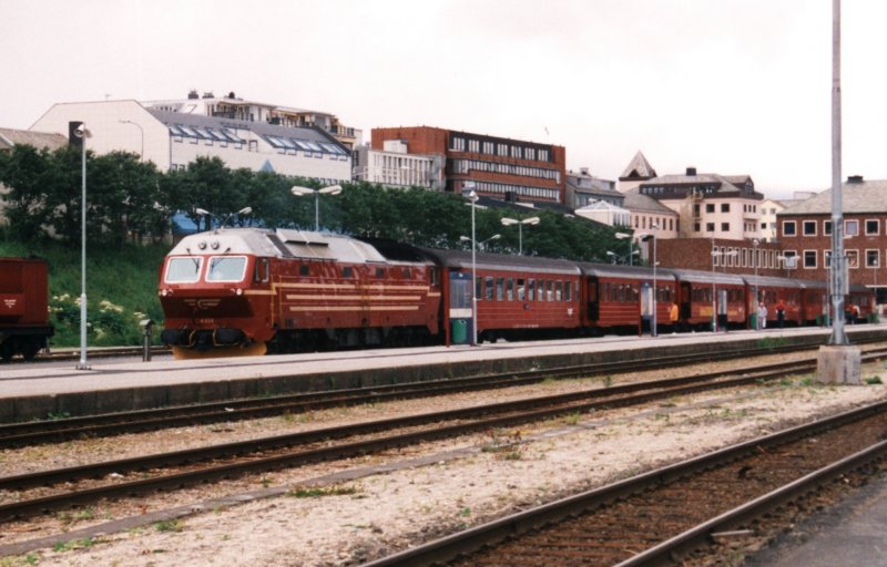 Di4 654 am 28.7.1999 in Bod. Hier ist die norwegische Eisenbahnwelt fr innlndische Zge zu Ende.