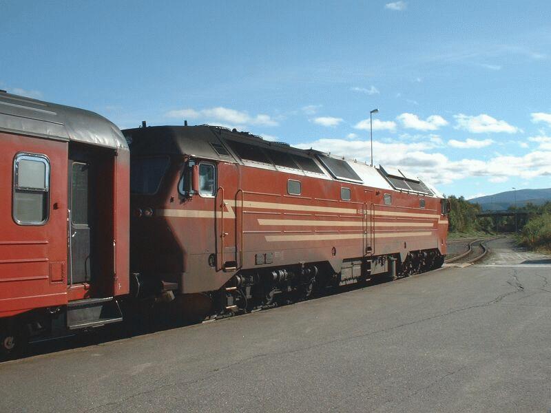 Di4 655 mit Personenzug Bodo - Trondheim am 08.09.2002 in Fauske.