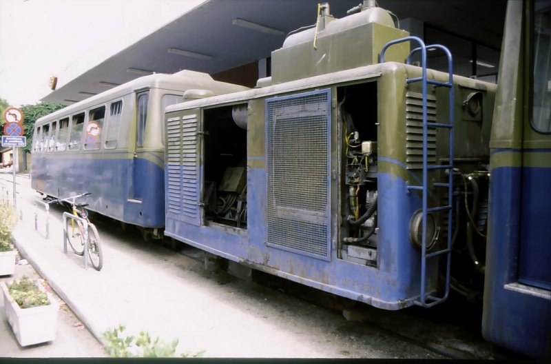 Diakofto-Kalavrita. Der in der Mitte eingereihte Dieselmotorwagen. Diakofto, 3.September 2001.