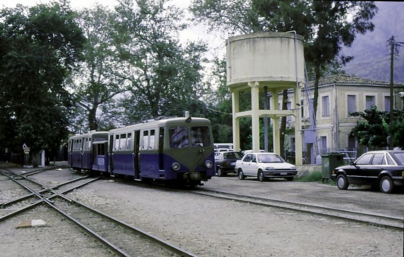 Diakofto-Kalavrita. Zug 3004/3006 in Diakofto, 3.September 2001.