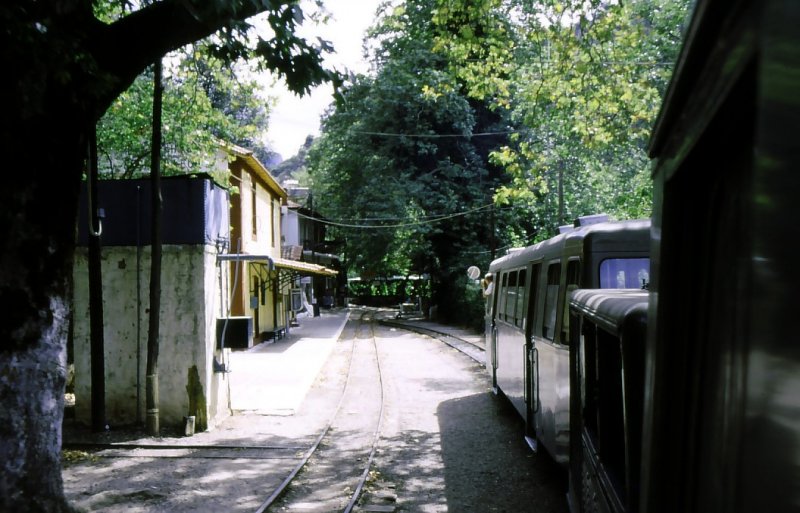 Diakofto-Kalavrita. Zug 3004/3006 in der Zwischenstation Zachlorou, 3.September 2001.