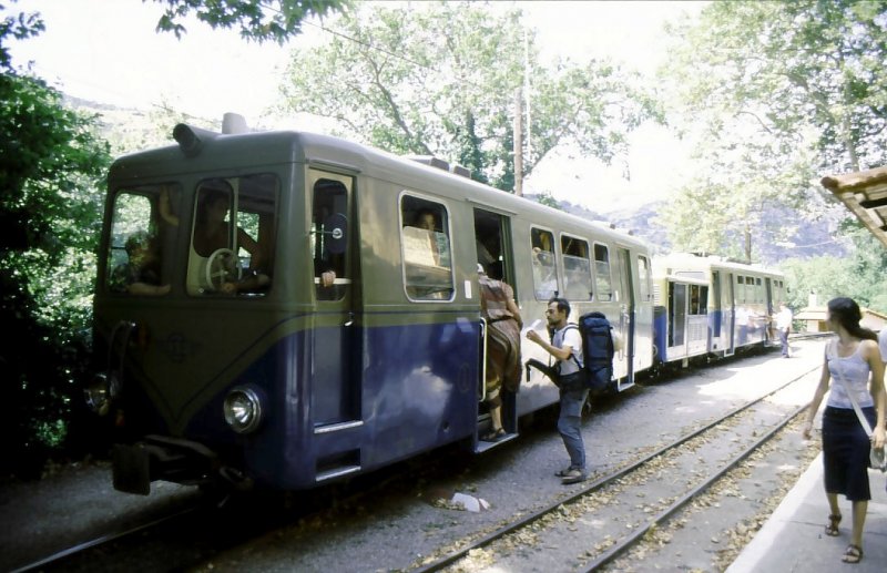 Diakofto-Kalavrita: Zug 3006/3004 in der Zwischenstation Zachlorou-Mega Spileo, 3.September 2001. Die engen Platzverhltnisse in diesen Zgen knnen erahnt werden. 