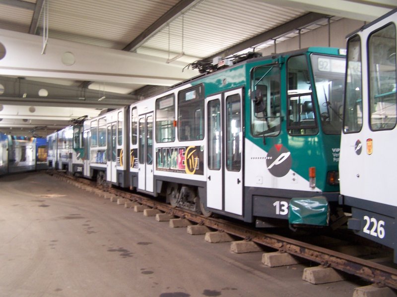 Dicht an dicht sind sie zusammengestellt, die abgestellten KT4Ds der ViP Potsdam. Hier zu sehen Wagen 131.
131 und auch sein Beiwagen 231 sind aber mittlerweile wieder im Einsatz.