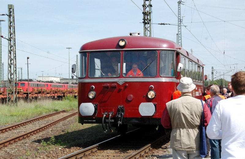 Dicht umlagert ist am 09.05.09 der Schienenbus, welcher zu Fahrten durch den Rbf einlud.