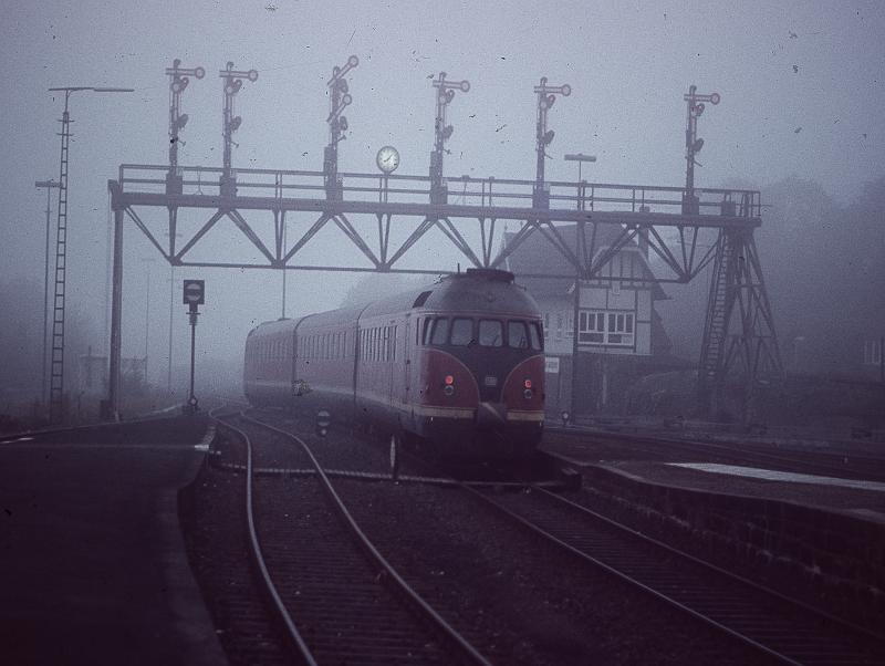 Dichter Nebel der Schrecken aller Eisenbahfotografen hier aber recht reizvoll die Signalbr�cke in Bad Harzburg in den 70er Jahren.