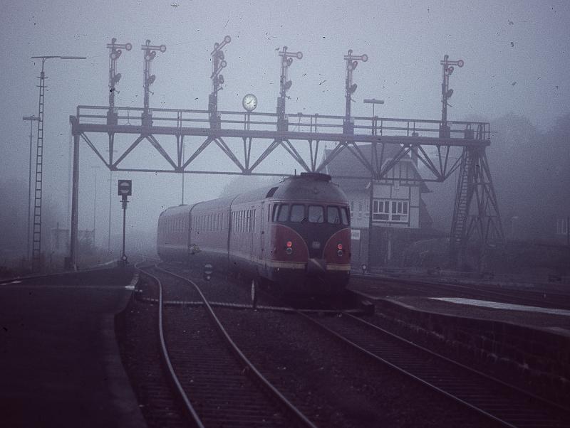 Dichter Nebel der Schrecken aller Eisenbahfotografen hier aber recht reizvoll die Signalbrcke in Bad Harzburg in den 70er Jahren.