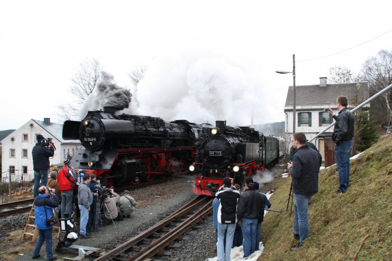 Dichtes Fotografen-gertrnge bei Doppelausfahrt von 50 3648-8 und 99 773 am 28.03.09 in Cranzahl. ich hatte keinen besonders gutem Standpunkt. Wer zuletzt kommt, den beien halt die Hunde! (oder es stehen 100 Mann im Bild) :-)