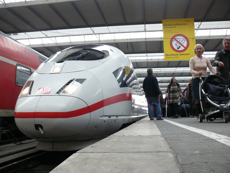 Dichtes Treiben herrscht neben den eben eingefahrenen ICE 3 in Mnchen Hbf, 5.4.2009