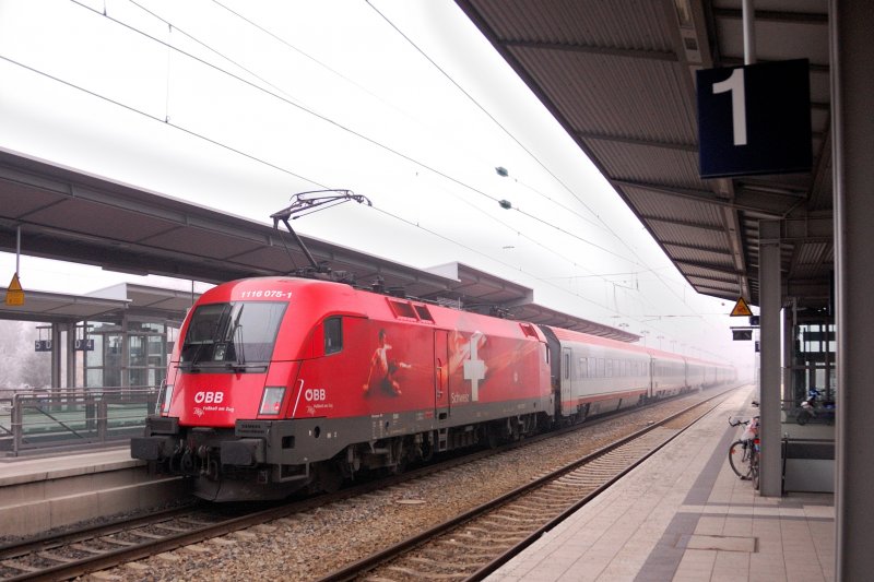 Dichtester Nebel umsumt an Silvestermittag den EC 113. 1116 075-1  Schweiz  wird ihn noch bis Mnchen nachschieben. Aufgenommen Ausfahrt Gnzburg Gleis 2.