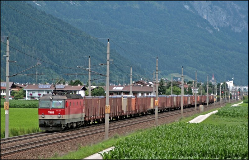 Dicke Luft herrschte nach dem die 1144 222 (9181 1144 222-7) mit dem Mllzug, aus Kln oder Hamburg, an den Fotografen vorbei gefahren war. Der letzte Waggon wackelte ganzschn ber die Gleise... hat sich wohl einen  Plattfu  zugezogen. (08.07.2008)
