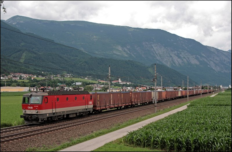 Dicke Luft herrschte nach dem die 1144 222 (9181 1144 222-7) mit dem Mllzug, aus Kln oder Hamburg, an den Fotografen vorbei gefahren war. Der letzte Waggon wackelte ganzschn ber die Gleise... hat sich wohl einen  Plattfu  zugezogen. (08.07.2008)
