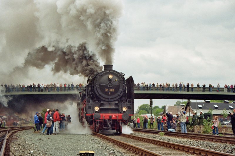 Die 01 066 und 01 202 mit ihren Zug in Neuenmarkt. Die Loks sind gerade auf dem Weg zur Schiefen Ebene.
