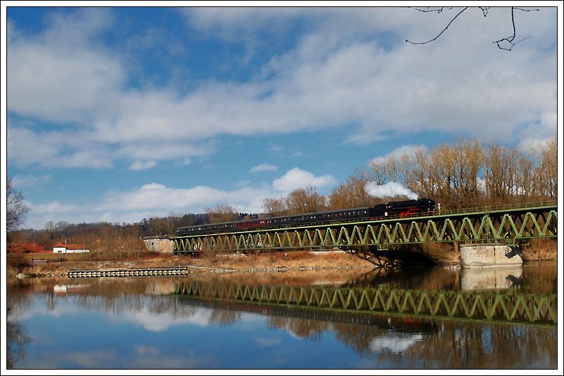 Die in 01 1533 umbezeichnete GEG Lok 01 533 mit dem IGE Sonderzug E 16188 aus Hersbruck ber Simbach, Ried und Attnang-Puchheim nach Freilassing bei der Querung des Inn am 28.2.2009.