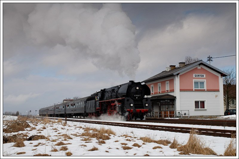 Die in 01 1533 umbezeichnete GEG Lok 01 533 mit dem IGE Sonderzug E 16188 aus Hersbruck ber Simbach, Ried und Attnang-Puchheim nach Freilassing am 28.2.2009 bei der Scheinausfahrt aus Gurten. (Funkmasten am Bahnhofsdach und am Zugende entfernt)
