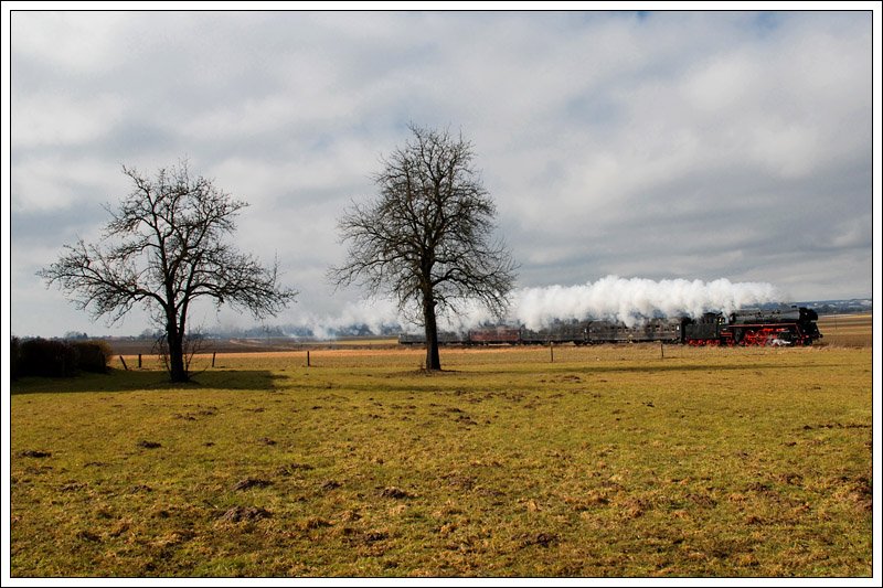 Die in 01 1533 umbezeichnete GEG Lok 01 533 mit dem IGE Sonderzug E 16188 aus Hersbruck ber Simbach, Ried und Attnang-Puchheim nach Freilassing am 28.2.2009 kurz vor der Durchfahrt in Geinberg.
