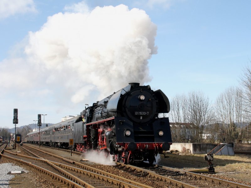 Die 01 533 am 28.02.2009 mit dem Sonderzug nach Attnang-Puchheim bei der Ausfahrt in Braunau. 