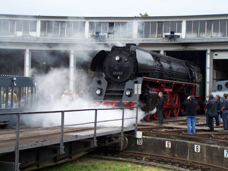 Die 01 533 machte am 08.09.07 mchtig Dampf im Sddeutschen-Eisenbahnmuseum-Heilbronn. Nebenbei wurde sie von Bahnfans bestaunt und fotografiert. Aufnahme im BW Heilbronn.
Anlass: Bahntag im Sddeutschen-Eisenbahnmuseum-Heilbronn.