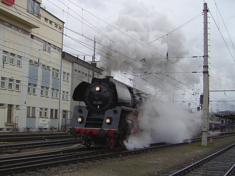 Die 01 533 mit einem IGE Sonderzug am 02.02.2008 bei der Ausfahrt aus Salzburg Hbf. 