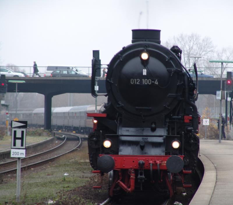 Die 012 100-4 mit dem Sonderzug von Kiel Hbf.nach Neumnster im Lbecker Hbf.Aufgenommen am 04.12.04