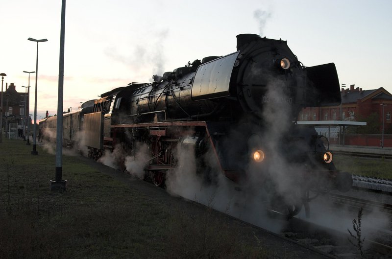 Die 03 2204-0 im Bahnhof von Rathenow.
2.11.2006
Nikon D70, 28-80mm Objektiv, leichter Aufhellblitz.