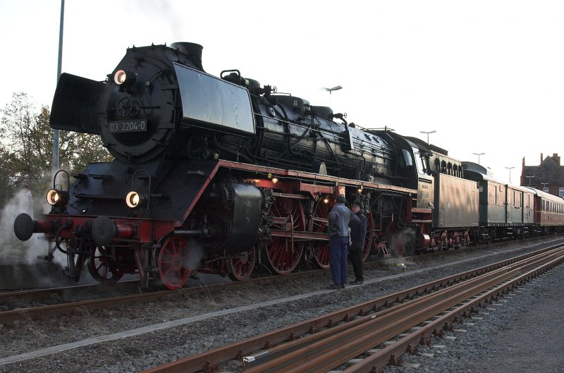 Die 03 2204-0 im Bahnhof von Rathenow.
2.11.2006
Nikon D70, 28-80mm Objektiv, leichter Aufhellblitz.

PS: Mein Einstand hier... :-)