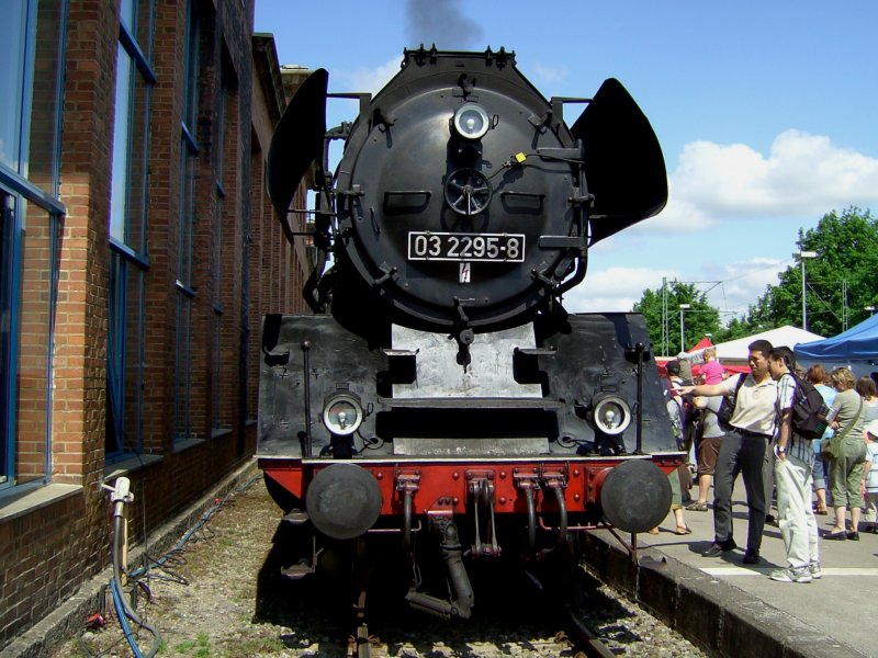 Die 03 2295 am 31.05.2008 ausgestellt im Wagenwerk Mnchen Pasing. (Tag der Offenen Tr) 