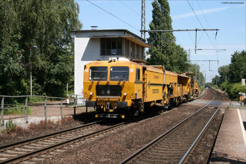 Die 08-475/4S der Firma Heitkamp Rail durchfhrt auf ihren weg nach Holzwickede, wo sie die Nacht im einsatz ist den Hp Bochum Riemke Nord. 24.6.08