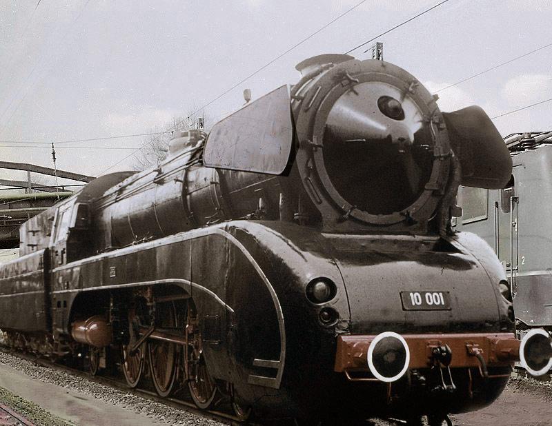 Die 10 001 vom Bw Kassel, whrend einer berfhrung mitte 1967 im Bw Hagen-Eck. (Das Feuer war schon erloschen)
Die beiden Loks dieser Splitterbaureihe wurden 1968 ausgemustert.