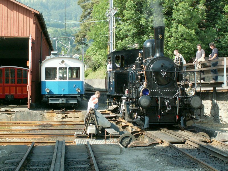 Die 100 jhrige  Gastlokomotive  E 3/3 Nr.6 der Papierfabrik Perlen am 23.05.09 auf der Schiebebhne im Depot der Rigibahn in Goldau.Links ARB Triebwagen Nr.7