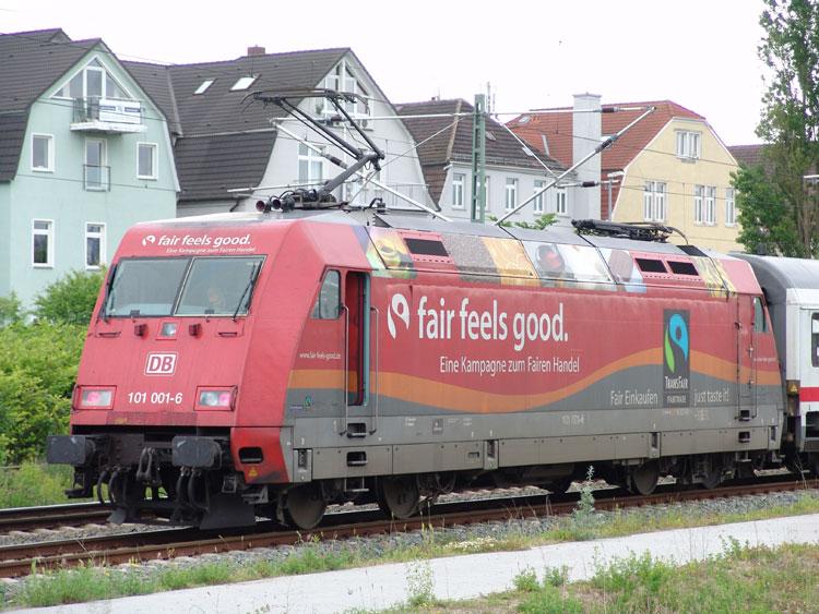 Die 101 001-6 mit IC2503 von Ostseebad Binz nach Frankfurt(Main)Hbf.kurz vor der Ausfahrt aus dem Rostocker Hbf.Aufgenommen am 12.06.05