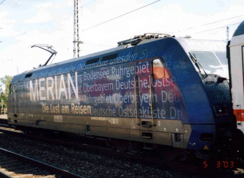 Die 101 001 mit Reklame MERIAN am 03.05.2003 bei der Ausfahrt in Gppingen mit einem IC. (Eingescanntes Foto)  