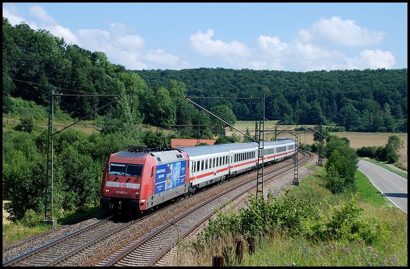 Die 101 003 ist mit einem InterCity nach Mnchen Hbf unterwegs. Aufgenommen im Juli 2008 bei Urspring.