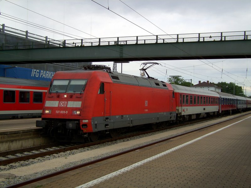 Die 101 009 am 04.08.2008 mit einem Nachtzug bei der Einfahrt in Ingolstadt Hbf. 