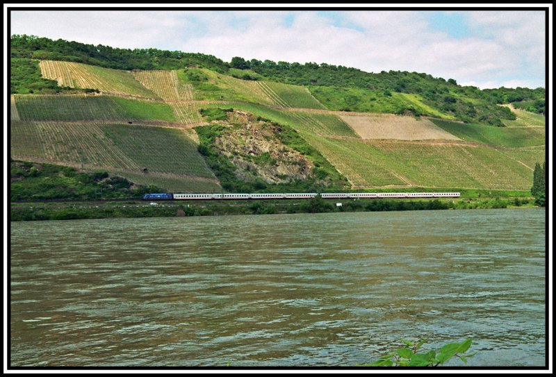 Die 101 014 rollt mit einem InterCity Richtung Sden. Aufgenommen beim Bopparder Damm im Sommer 2006.