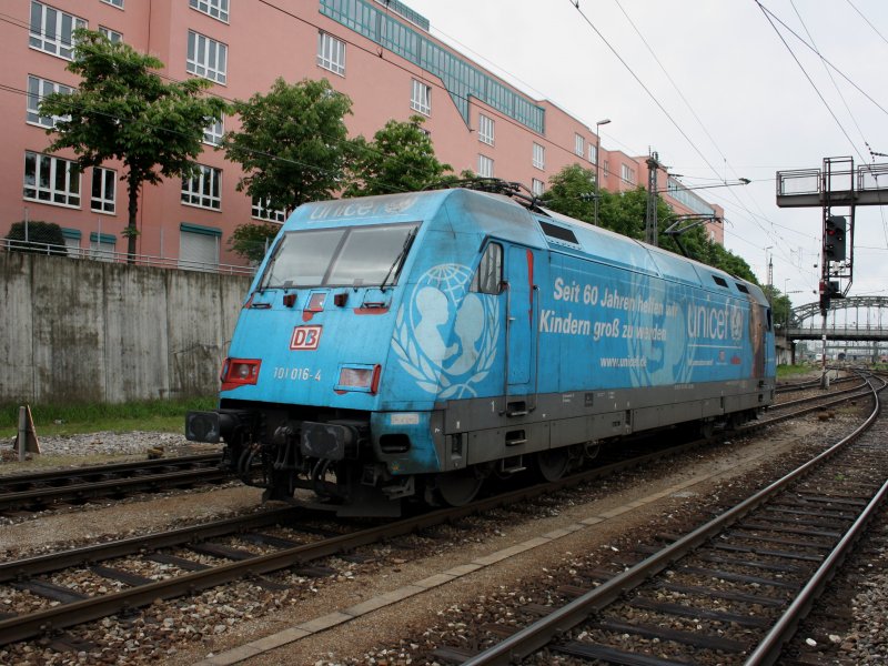 Die 101 016 (Unicef) am 16.05.2009 bei einer Rangierfahrt in Mnchen Hbf. (Bahnbildertreffen)