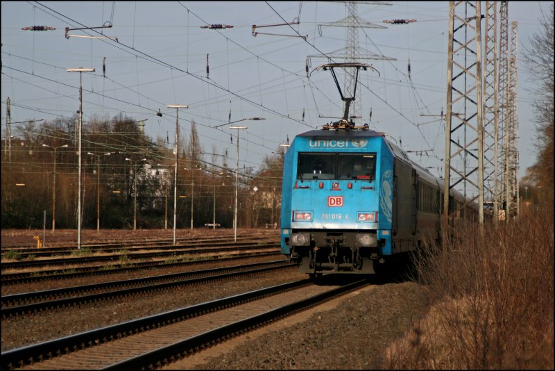 Die 101 016 UNICEF schiebt bei Dortmund-Derne den InterCity 2114, von Stuttgart Hbf nach Hamburg-Altona, Richtung Mnster (Westf). (03.02.2008)