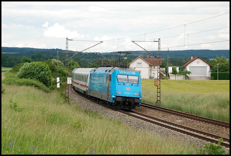 Die 101 016 zog am 14.Juni 2008 einen InterCity bis Ulm Hbf. Der InterCity fuhr dort mit einer anderen Lok in Richtung Innsbruck weiter. Aufgenommen bei Vorderdenkental.