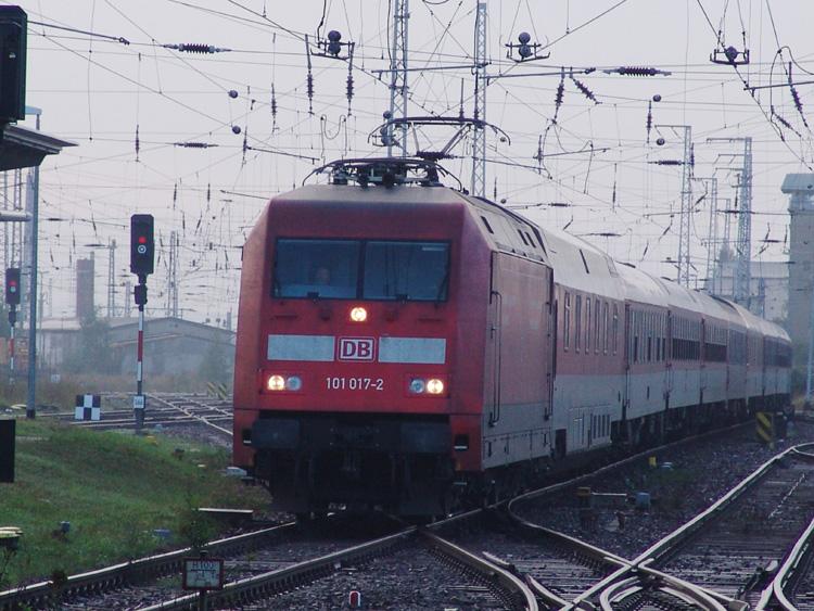 Die 101 017-2 mit NZ1949/40482 von Hagen Hbf.mit Kurswagen aus Mnchen Hbf.bei der Einfahrt in den Rostocker Hbf.Aufgenommen am 02.10.05